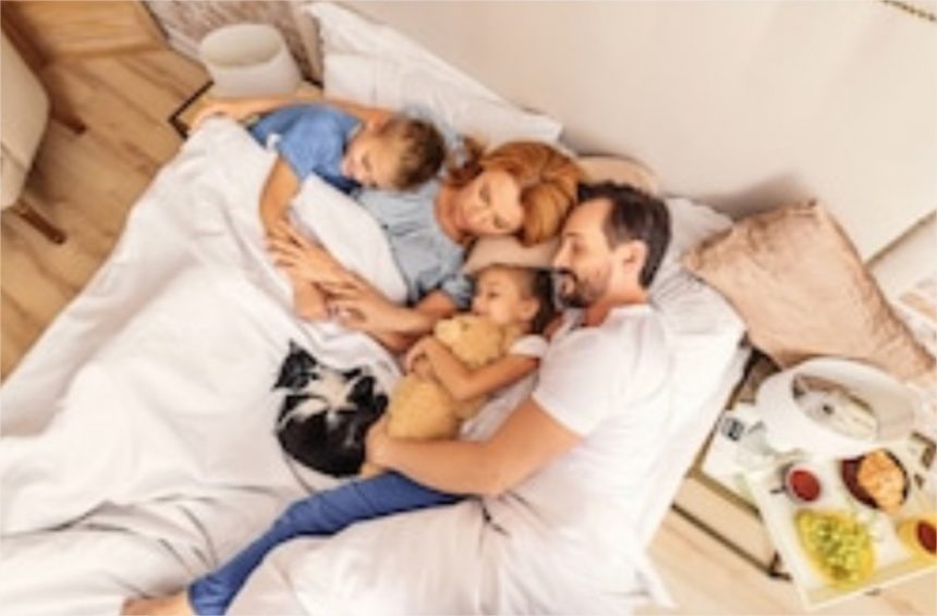 Ces enfants qui dorment dans le lit de leurs parents